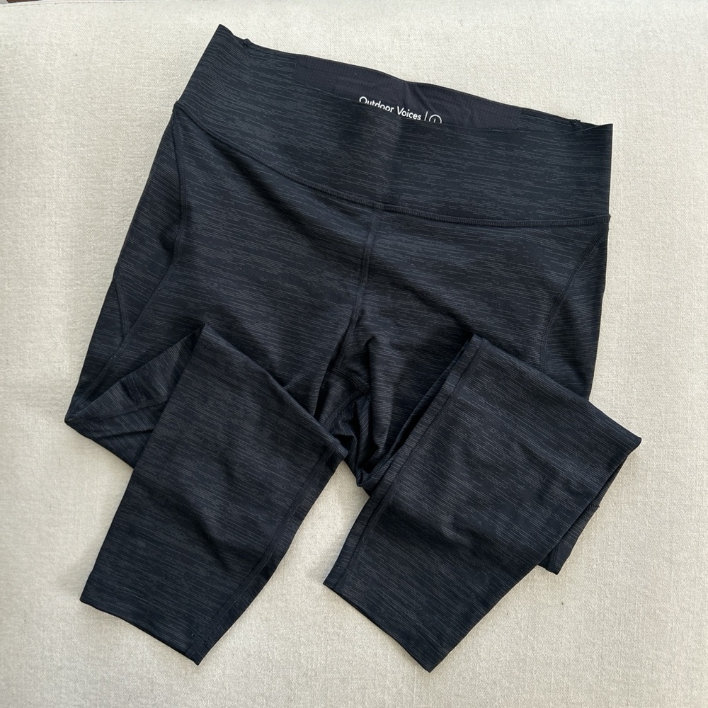 OUTDOOR VOICES: “TECH SWEAT” CAPRI LEGGINGS